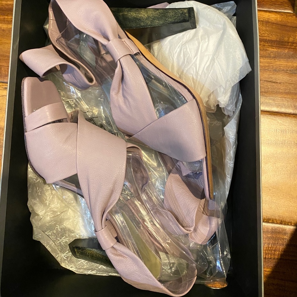 Banana republic tie leather heels